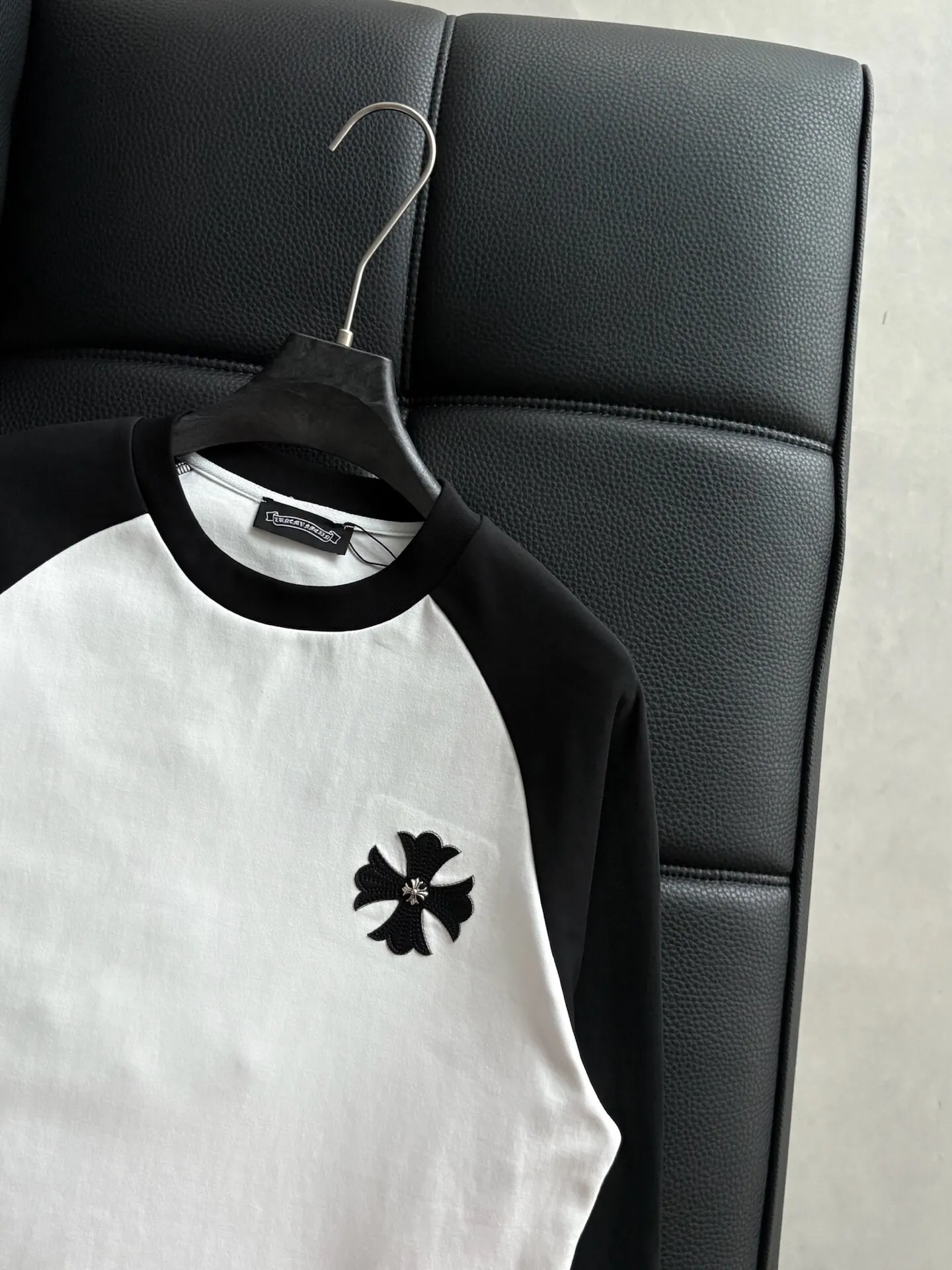 P420 💰 ChromeHearts Chrome Heart Round Neck Raglan Sleeves—Pursue quality and ensure quality! Using double-sided cotton fabric, the texture is clearly visible, the texture is soft, delicate and smooth, and the custom-made leather stitching process is full of drape! The workmanship is fine and the shoulder lines are smooth. All imported chain machines are used to make the shoulder rolling strips. It has a certain thickness and is not made of cheap material but has a shiny feel that is comfortable and not tight on the upper body. It is the most avant-garde street item that can be easily matched by both men and women!  Color: black Size: m-3xl Style number: 3566
